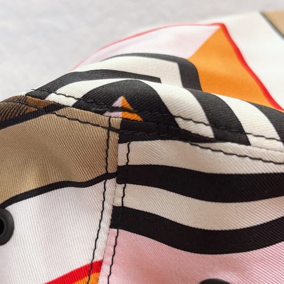 Authentic Burberry Montage print Silk  Bucket Hat - Picture 5 of 16